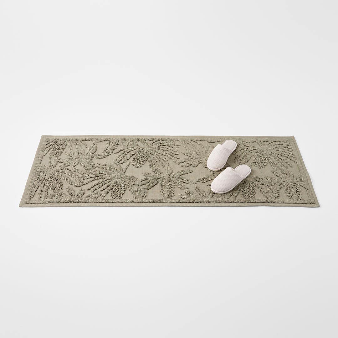 https://s3-ap-southeast-2.amazonaws.com/fusionfactory.commerceconnect.bbnt.production/pim_media/000/209/210/M_F_W26_Wild-Banksia-Bath-Runner_Khaki_26913701_SCALE_SI.jpg?1770769624