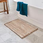 https://s3-ap-southeast-2.amazonaws.com/fusionfactory.commerceconnect.bbnt.production/pim_media/000/212/014/M_F_W26_Winter_Hampton_LS_Bathroom_Bathmat_Natural_SI.jpg?1774826499