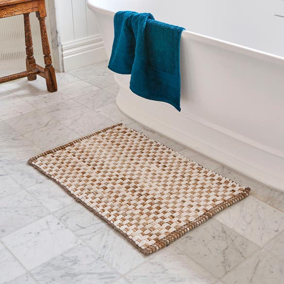 https://s3-ap-southeast-2.amazonaws.com/fusionfactory.commerceconnect.bbnt.production/pim_media/000/212/014/M_F_W26_Winter_Hampton_LS_Bathroom_Bathmat_Natural_SI.jpg?1774826499