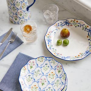 https://s3-ap-southeast-2.amazonaws.com/fusionfactory.commerceconnect.bbnt.production/pim_media/000/212/298/M_F_W26_Winter_Hampton_LS_Dining_Floral_Bow-Detail-4_SI.jpg?1775008643