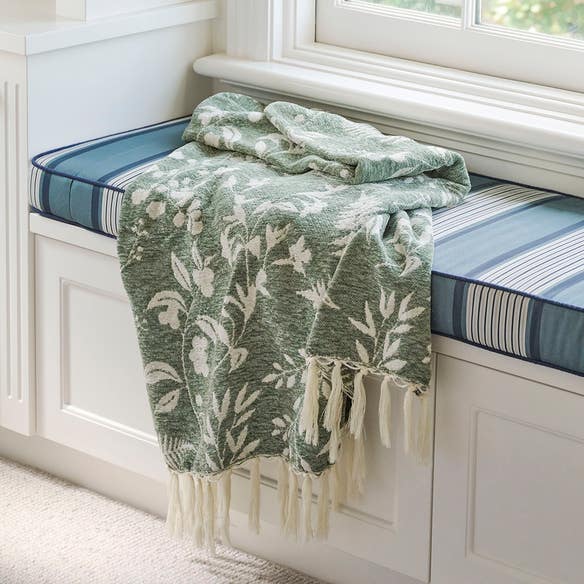 https://s3-ap-southeast-2.amazonaws.com/fusionfactory.commerceconnect.bbnt.production/pim_media/000/212/307/M_F_W26_Winter_Hampton_LS_Throws_Flora_Native_Throw_SI.jpg?1775011284