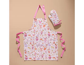https://s3-ap-southeast-2.amazonaws.com/fusionfactory.commerceconnect.bbnt.production/pim_media/000/222/359/M_F_Xmas-26-27_CG_XMAS-DINING_Sip-Sip-Hooray-Apron-Oven-Glove-Set_27114701_SI.jpg?1789599744