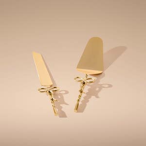 https://s3-ap-southeast-2.amazonaws.com/fusionfactory.commerceconnect.bbnt.production/pim_media/000/216/913/M_F_Xmas-26-27_CG_XMAS_DINING_Bow-Stainless-Steel-Cake-Set-Gold_26242801_SI.jpg?1783897468