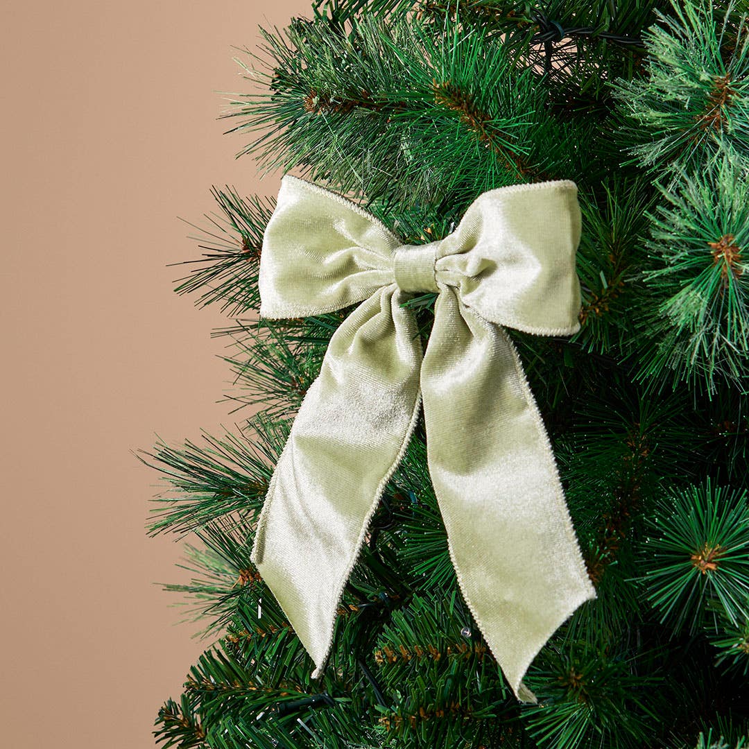 https://s3-ap-southeast-2.amazonaws.com/fusionfactory.commerceconnect.bbnt.production/pim_media/000/214/490/M_F_Xmas-26-27_HT_DECS_S4-Lrg-Velvet-Bow-Clip-Sage-Sage_26401201_SI.jpg?1781158320