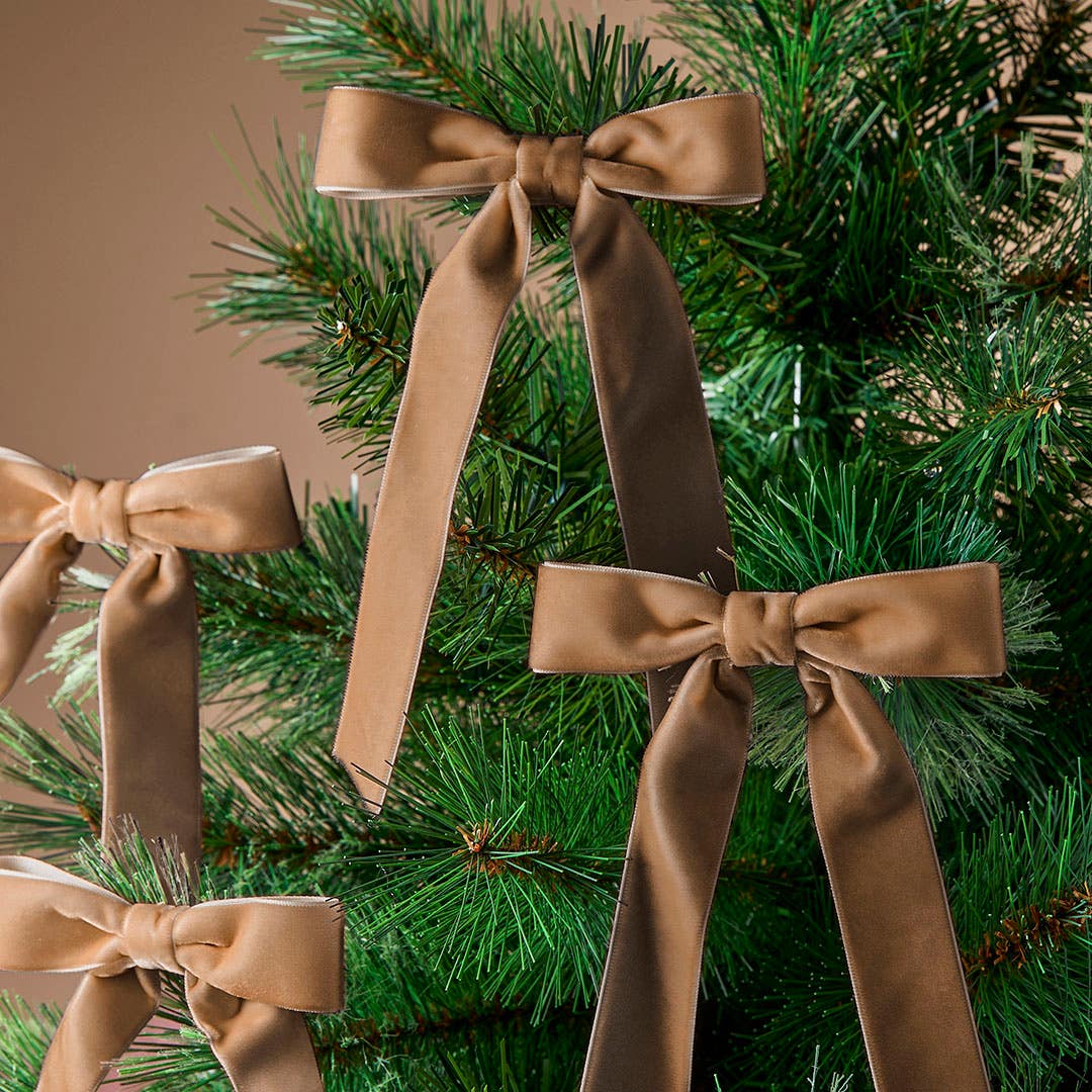 https://s3-ap-southeast-2.amazonaws.com/fusionfactory.commerceconnect.bbnt.production/pim_media/000/222/393/M_F_Xmas-26-27_LM_Decs_Set_S6_Velvet_Bow_Clips_26239601_Detail_Champagne_SI.jpg?1789601115