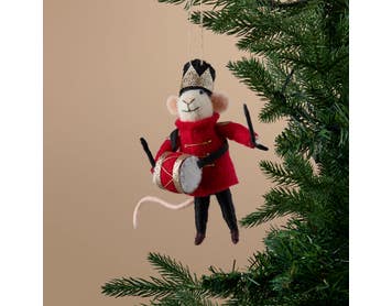 https://s3-ap-southeast-2.amazonaws.com/fusionfactory.commerceconnect.bbnt.production/pim_media/000/222/196/M_F_Xmas-26-27_MR_DECS_Drummer-Boy-Mouse-Dec_27002801_SI.jpg?1789360567