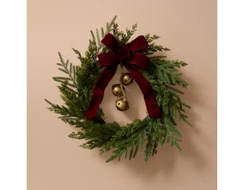 https://s3-ap-southeast-2.amazonaws.com/fusionfactory.commerceconnect.bbnt.production/pim_media/000/217/546/M_F_Xmas-26-27_MR_WREATH_Pine-Wreath-w-Velvet-Bow-_-Bells-Olive-Green_22618401_SI.jpg?1784184143