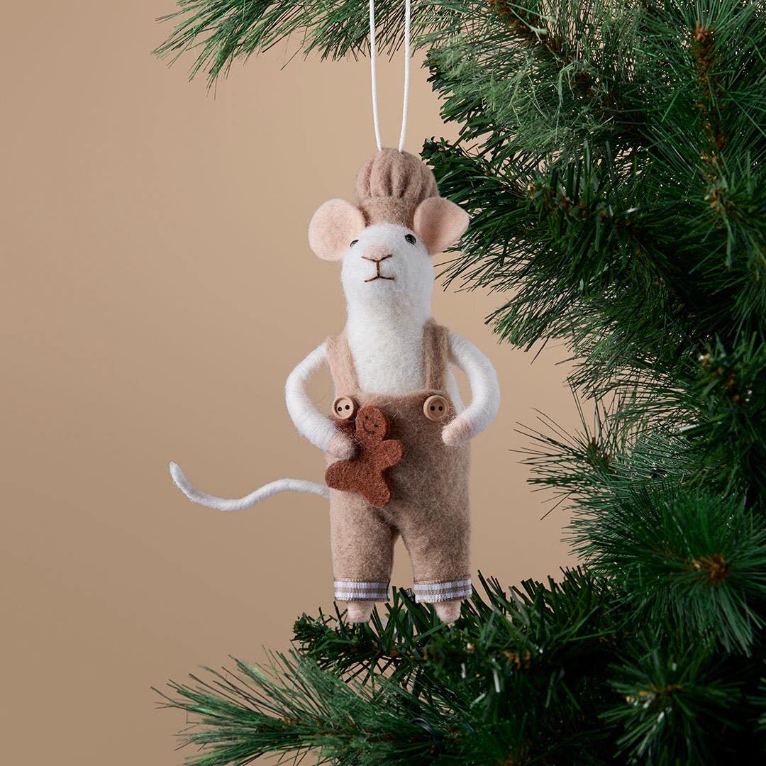 https://s3-ap-southeast-2.amazonaws.com/fusionfactory.commerceconnect.bbnt.production/pim_media/000/216/718/M_F_Xmas-26-27_S4_HT_DECS_Baker-Mouse-w-Gingerbread-Dec_27129301_SI.jpg?1783635540