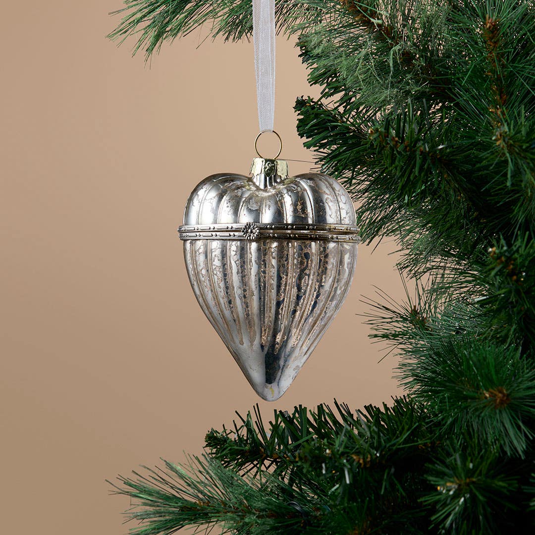 https://s3-ap-southeast-2.amazonaws.com/fusionfactory.commerceconnect.bbnt.production/pim_media/000/216/749/M_F_Xmas-26-27_S4_HT_DECS_Glass-Antiqued-Hinge-Heart-Dec_27060101_SI.jpg?1783640966