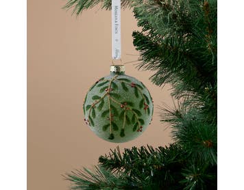 https://s3-ap-southeast-2.amazonaws.com/fusionfactory.commerceconnect.bbnt.production/pim_media/000/216/779/M_F_Xmas-26-27_S4_HT_DECS_Glass-Frost-Ball-w-Berry-Foliage_27058301_SI.jpg?1783652340