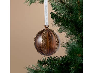 https://s3-ap-southeast-2.amazonaws.com/fusionfactory.commerceconnect.bbnt.production/pim_media/000/216/783/M_F_Xmas-26-27_S4_HT_DECS_Glass-Glitter-Ribbed-Ball_27054701_SI.jpg?1783652795