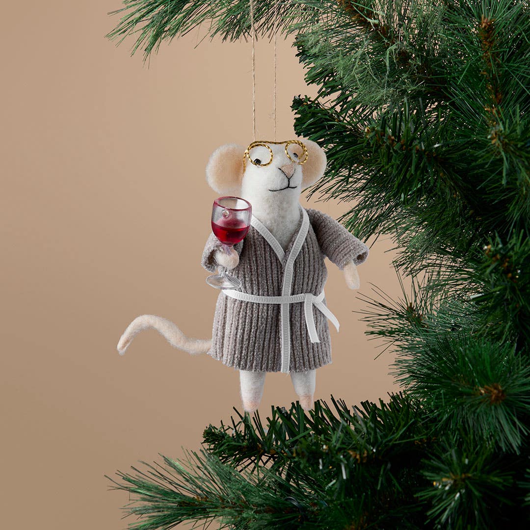 https://s3-ap-southeast-2.amazonaws.com/fusionfactory.commerceconnect.bbnt.production/pim_media/000/216/822/M_F_Xmas-26-27_S4_HT_DECS_Mouse-in-Robe-w-Wine-Dec_27075701_SI.jpg?1783659115