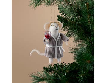 https://s3-ap-southeast-2.amazonaws.com/fusionfactory.commerceconnect.bbnt.production/pim_media/000/216/822/M_F_Xmas-26-27_S4_HT_DECS_Mouse-in-Robe-w-Wine-Dec_27075701_SI.jpg?1783659115