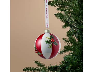 https://s3-ap-southeast-2.amazonaws.com/fusionfactory.commerceconnect.bbnt.production/pim_media/000/217/357/M_F_Xmas-26-27_S4_MR_DECS_Glass-Stripe-Ball-w-Holly_27058401_SI.jpg?1784082938