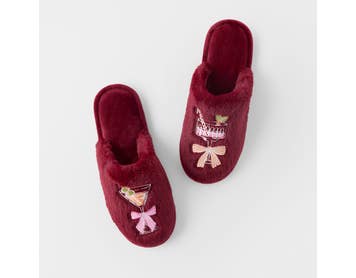 https://s3-ap-southeast-2.amazonaws.com/fusionfactory.commerceconnect.bbnt.production/pim_media/000/219/466/M_F_Xmas26-27_CG-Sip-Sip-Hooray-Slippers-S-M_Mulberry-_27197701_SI.jpg?1787034097