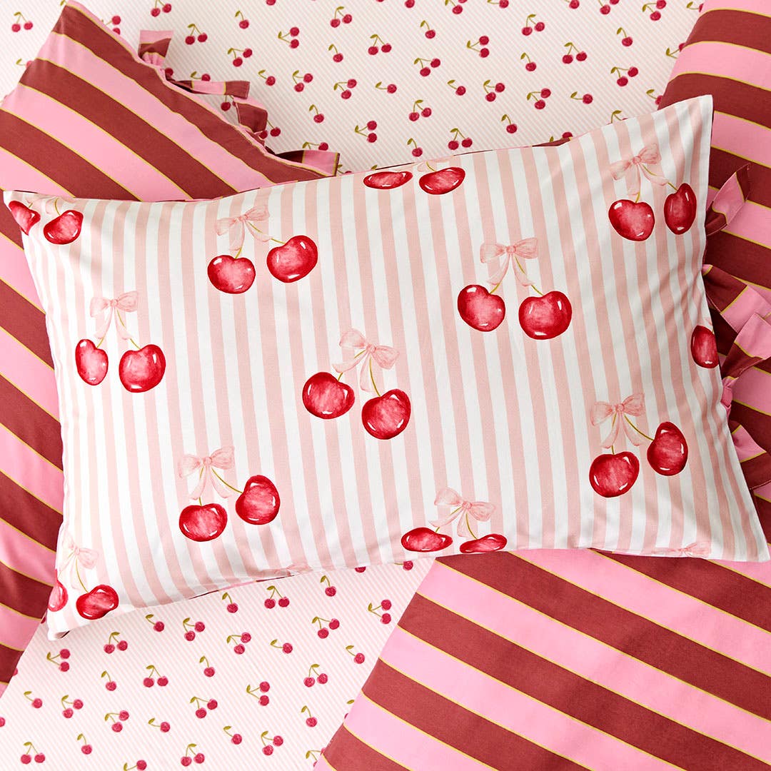 https://s3-ap-southeast-2.amazonaws.com/fusionfactory.commerceconnect.bbnt.production/pim_media/000/211/275/SC_W26_Bedlinen_BOP_Berry_Cherry_QQC_Pillow_SI.jpg?1773635121